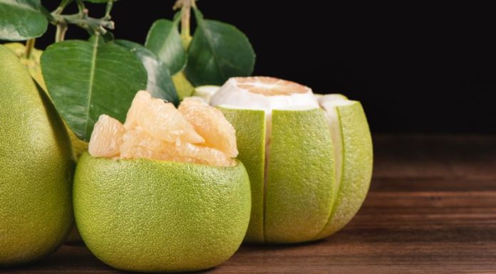The Skill of Peeling a Whole Pomelo Gaining Popularity on Social Media