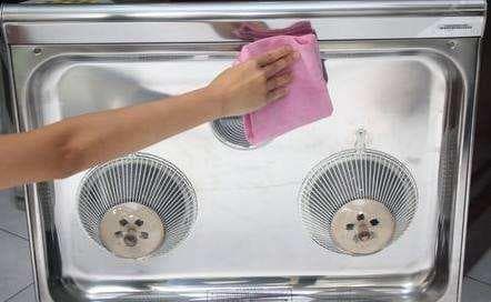 Clean your greasy kitchen range hood without removing it with this handy trick