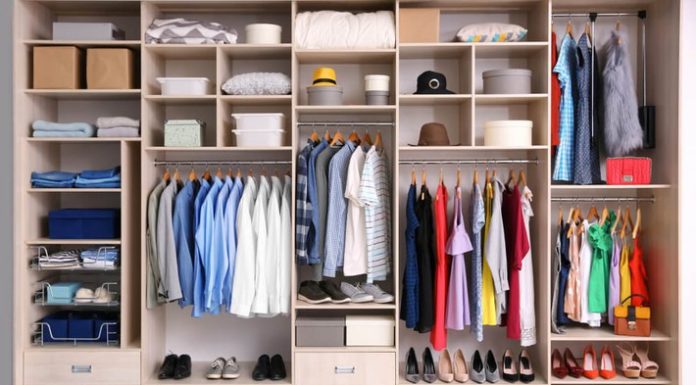 How to organize clothes to keep your room tidy even with a small space