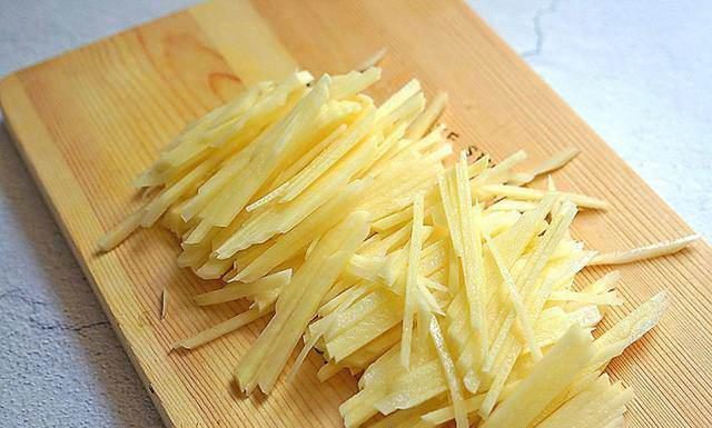 A Step to Make Potatoes Tastier, Crunchier, and Non-Sticky after Slicing, Avoid Frying Immediately