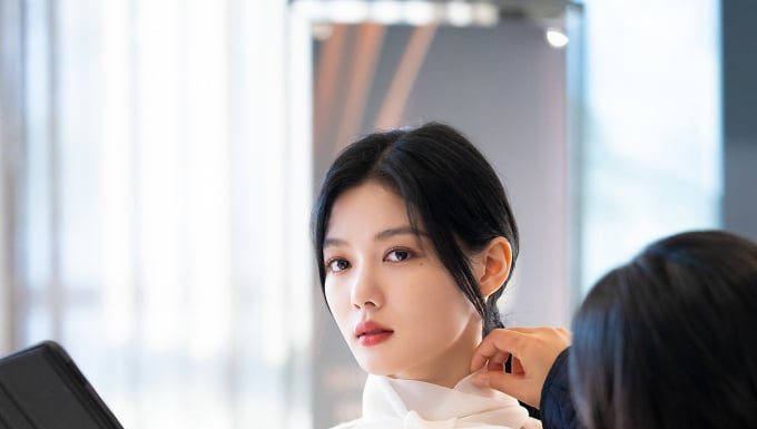 Kim Yoo Jung reveals simple technique for achieving V-line face, getting rid of double chin