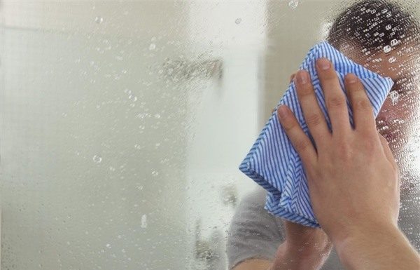 Miracle Spray Keeps Mirrors Stain-Free, No Need for Water