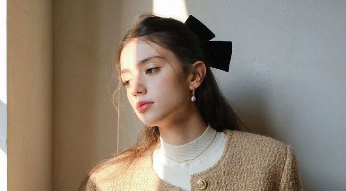 4 Trendy Sweater Styles That Perfectly Match High-Neck Sweaters, Keeping You Warm and Stylish