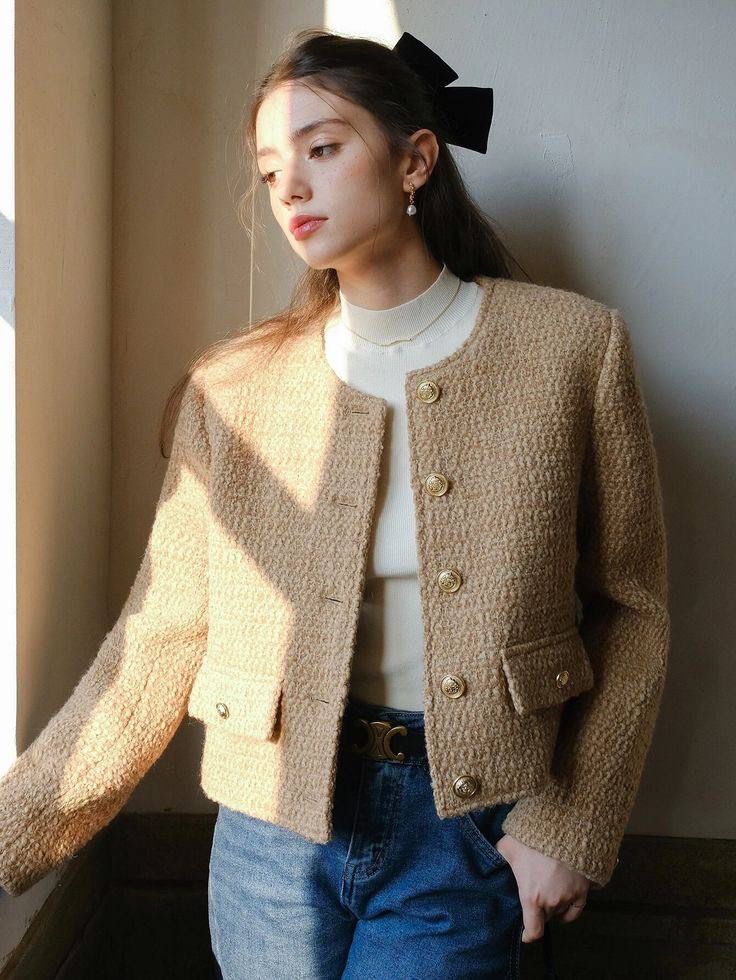 4 Trendy Sweater Styles That Perfectly Match High-Neck Sweaters, Keeping You Warm and Stylish
