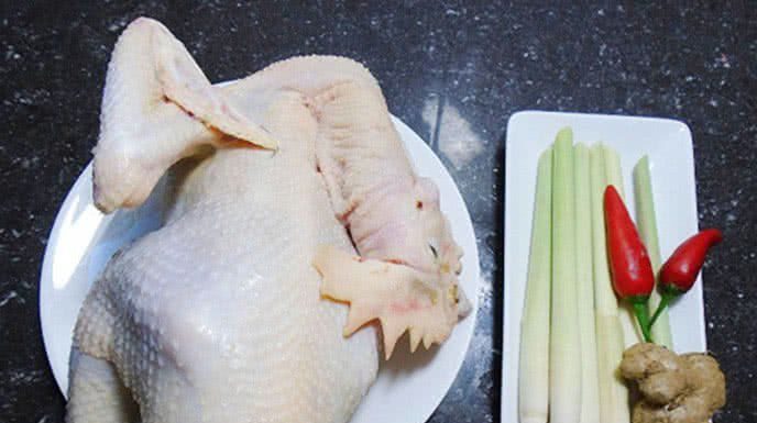 Chicken boiled in lukewarm water might not be tasty: This is the ultimate broth for boiling chicken, incredibly flavorful and delicious, every piece is fragrant and juicy.