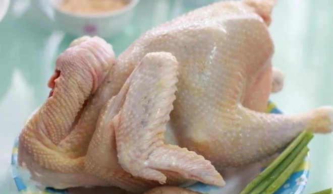 Boiling chicken is a mistake: The secret to boiling chicken without cracking the skin, evenly cooked meat, and removing the unpleasant smell.