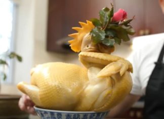 Don’t serve the boiled chicken immediately after cooking, take an extra step to make the chicken skin shiny and prevent it from becoming dull.