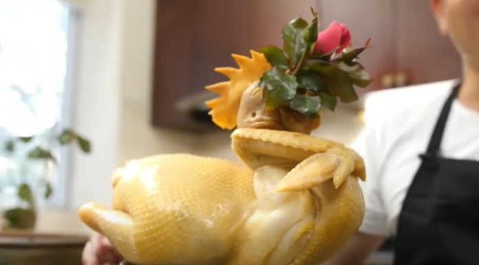 Don’t serve the boiled chicken immediately after cooking, take an extra step to make the chicken skin shiny and prevent it from becoming dull.