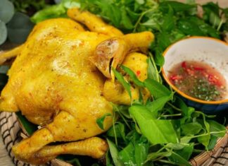 Why does boiled chicken still have a pink color? The chef reveals the secret to boiling chicken with a glossy skin and even cooking.