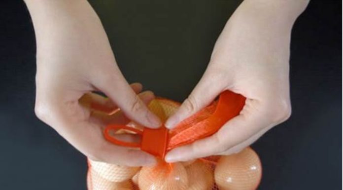 Don’t throw away the egg net bag, keep it as a valuable and extremely useful household item