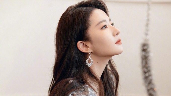 Tips to Keep Your Hair Shiny and Beautiful, Inspired by Liu Yifei