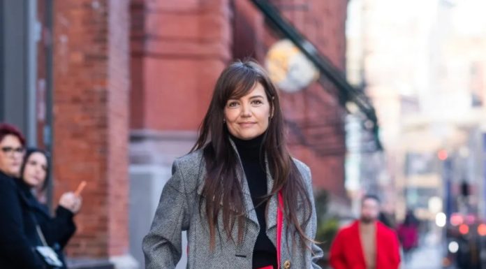 “Stunning Hollywood Icons Rock Simple Yet Elegant Outfits”