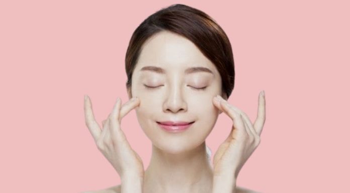 5 Effective Home Massage Techniques to Reduce Puffiness