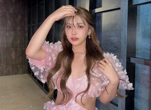 Sweet Pink Takes Over Fashionista Streetstyle, From Fluffy to Edgy All Super Cute