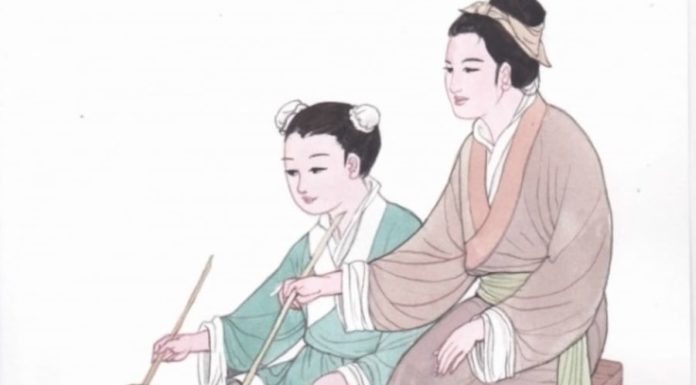 Mother Au Duong Tu is determined to nurture her child into a virtuous person.