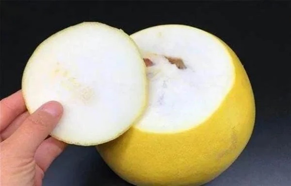 Peel a grapefruit quickly and effortlessly with just a spoon: No more sore hands, no more smashed sections