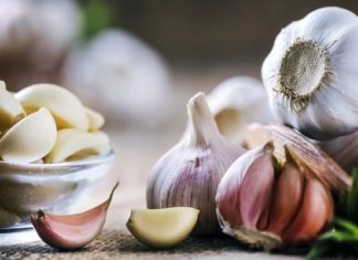 Quick and Easy Method to Peel Garlic without Worries about Odor