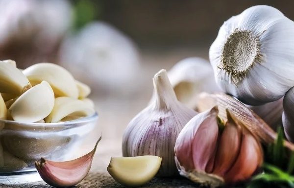 Quick and Easy Method to Peel Garlic without Worries about Odor