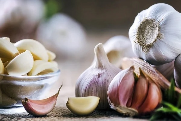 Quick and Easy Method to Peel Garlic without Worries about Odor