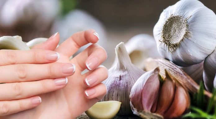 Grow Your Nails Faster and Stronger Naturally with Garlic!