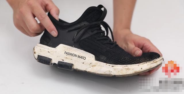 Brushing your teeth with a small amount of toothpaste is incredibly useful but many people are unaware of this technique.