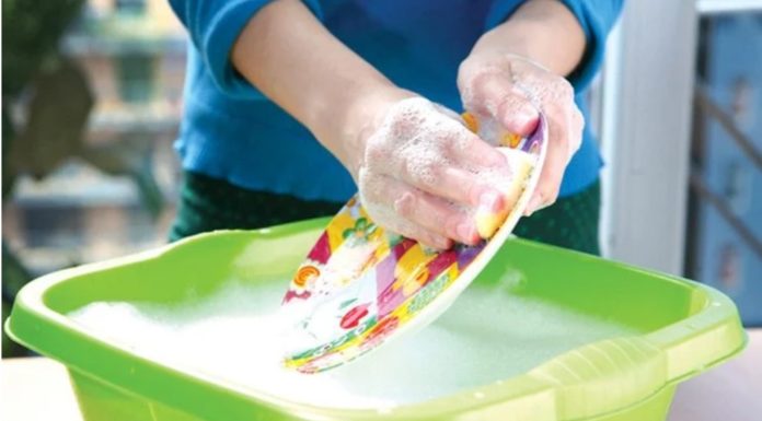 Pour water on clothes, you’ll be surprised what happens