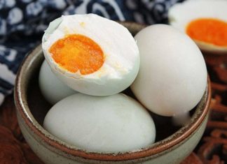 A Deliciously Unusual Chinese Dish: Eggs with Seafood-Flavored Yolk Sauce