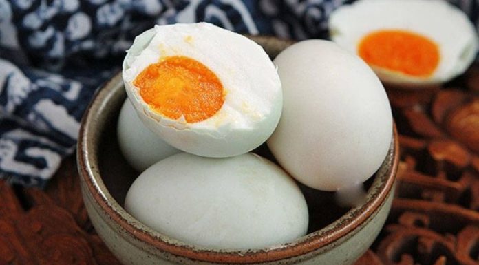 A Deliciously Unusual Chinese Dish: Eggs with Seafood-Flavored Yolk Sauce