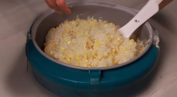 Cooking mooncake sticky rice cake with a fast and fluffy electric rice cooker using this secret recipe