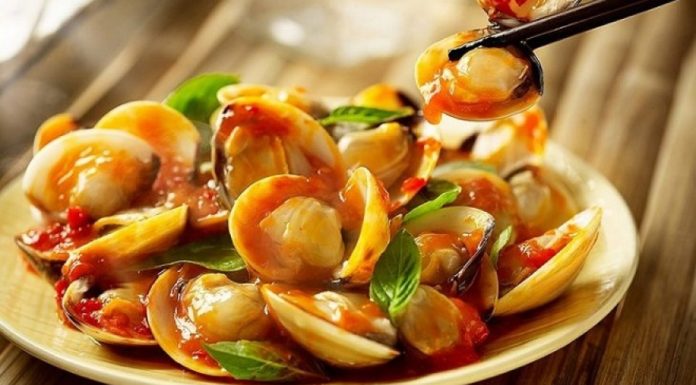 Who should avoid eating clams?