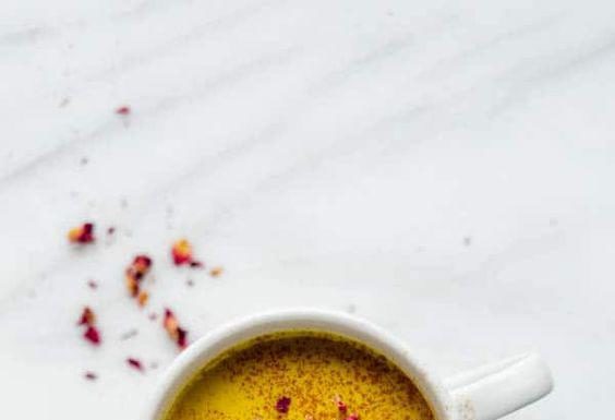 4 Delicious and Affordable Turmeric Smoothie Ideas for Bright and Healthy Skin