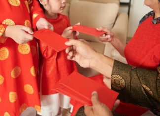 4 Etiquette Young Children Should Be Taught When Receiving Red Envelopes: Children Praised for Intelligence and Politeness