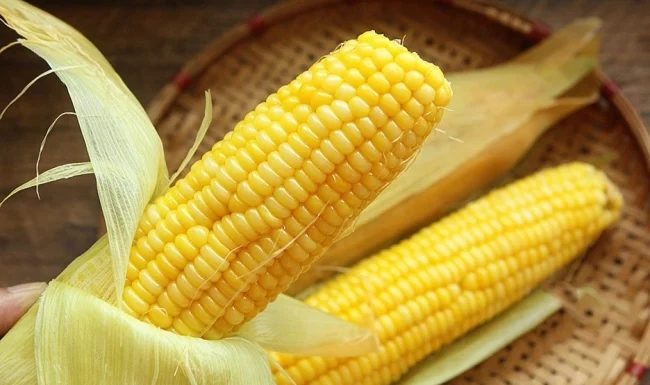 Cooking corn only with water is wrong, add these 2 seasonings to ensure the corn kernels are super sweet, everyone loves it.