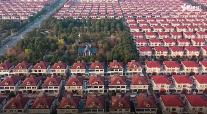 The Strange “Rich Village”: Everyone lives in mansions, drives luxury cars, but 100% are workers