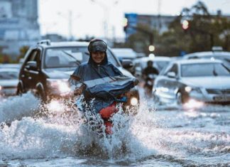 7 Essential Steps to Take While Relocating During Rainy Weather