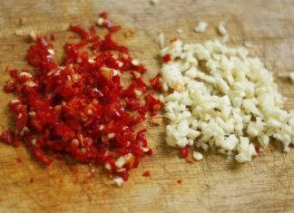 No Slip, Foolproof Spicy Chili Garlic Dipping Sauce – Remember These 3 Tips
