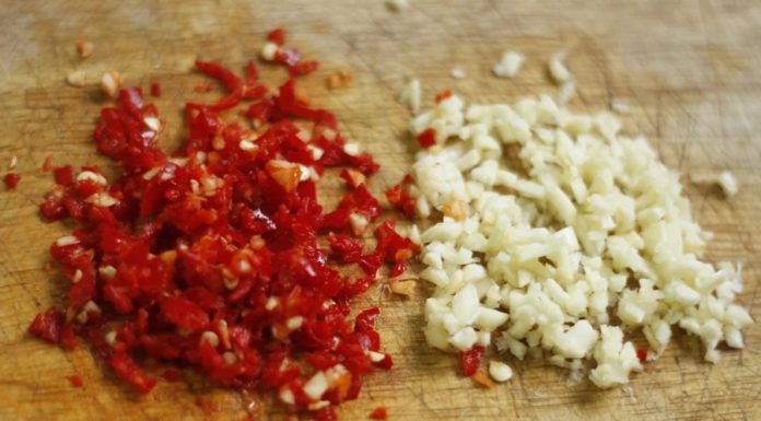 No Slip, Foolproof Spicy Chili Garlic Dipping Sauce – Remember These 3 Tips