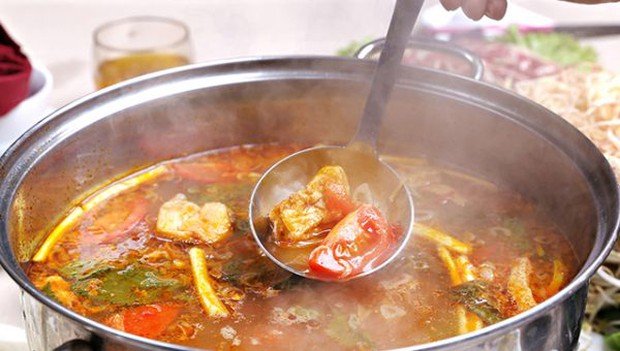 Netizens Discover Easy Way to Prevent Burnt Hands During Hotpot Cooking!