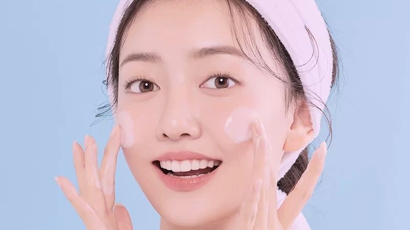 Ladies Eager to Acquire Information on New Skin Moisturizing Method