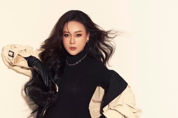 Phương Oanh stuns with a series of provocative photos showcasing her stunning maternity fashion sense