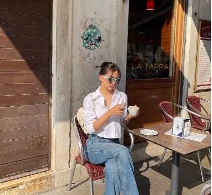 Vietnamese celebrities often pair jeans with these 4 types of tops to create stylish outfits