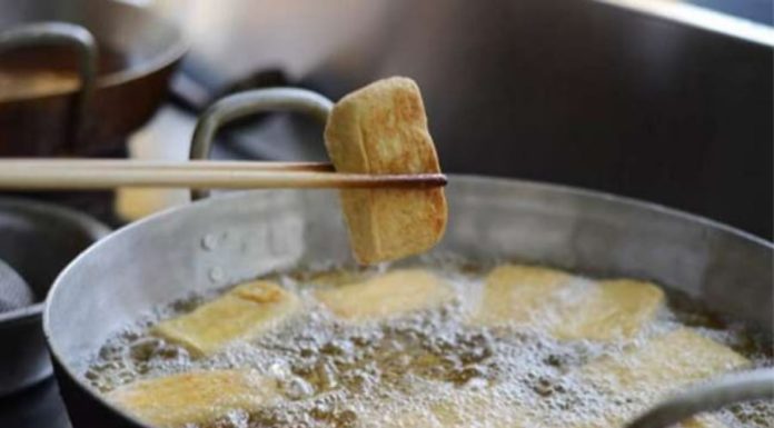 Crispy and Tender Tofu in this Flavorful Dip, Perfectly Golden on the Outside