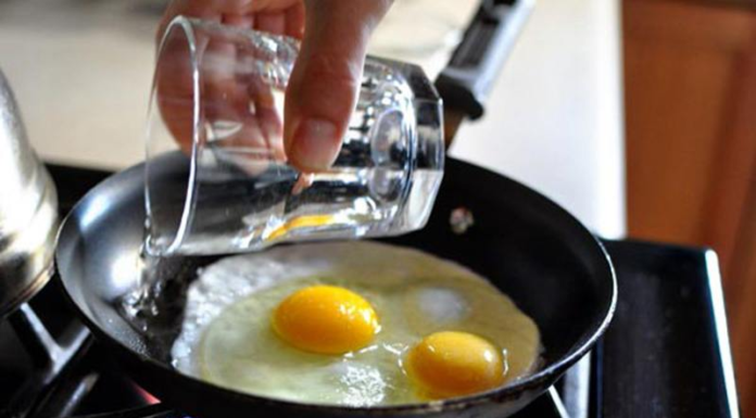 Crack an egg into a pan and add a few drops of this: Fluffy and smooth eggs, double the deliciousness of fried eggs