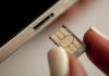 How to easily open the SIM card slot on your phone without using any specialized tools