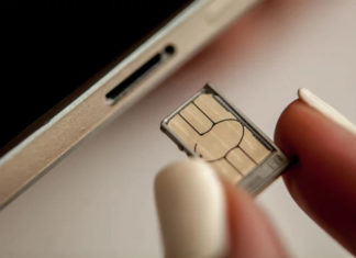 How to easily open the SIM card slot on your phone without using any specialized tools