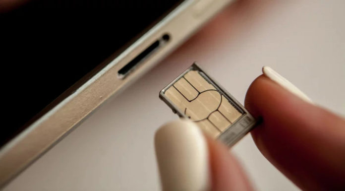 How to easily open the SIM card slot on your phone without using any specialized tools