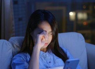 5 Simple Tips to Reduce the Harmful Effects of Blue Light on Your Eyes While Using Electronics During Tet Holiday
