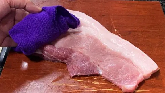 The rationale for sellers using towels to wipe meat