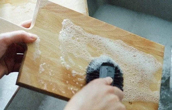 How to clean a wooden cutting board to prevent bringing disease into your body