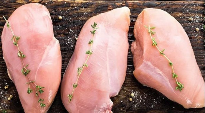 Chicken boiled meat no longer interesting, try sautéed breast with crunchy and sour vegetables for the best meal ever